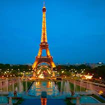 Torre Eiffel iluminada al anochecer