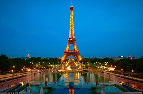 Cuándo viajar a París 7 Torre Eiffel iluminada al anochecer