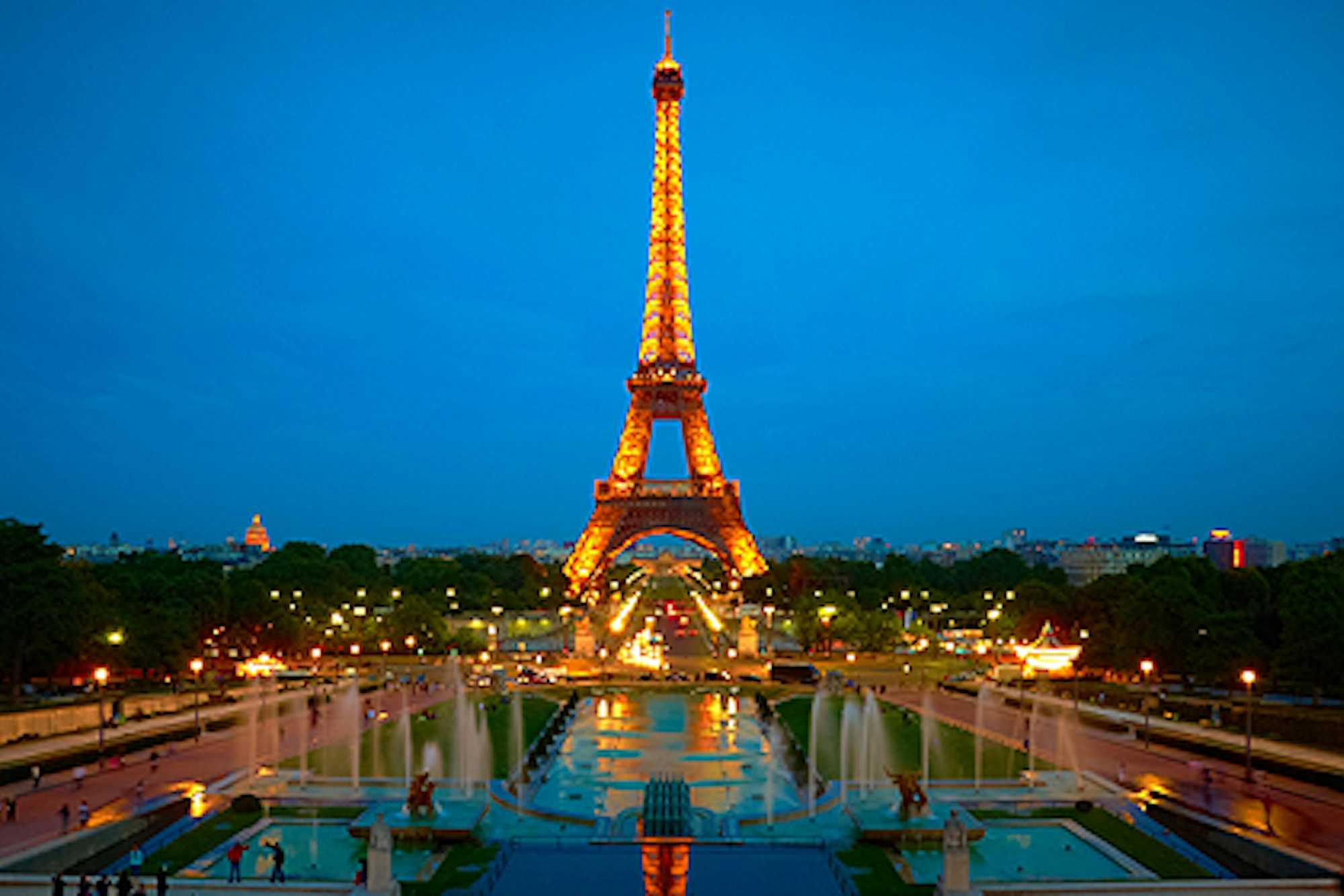 Torre Eiffel iluminada al anochecer