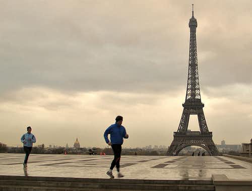 París 1 Pareja corriendo con la Torre Eiffel de fondo al atardecer