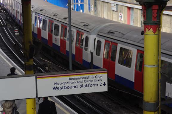 El metro de Londres, el más antiguo del mundo 8 Farringdon railway station MMB 08