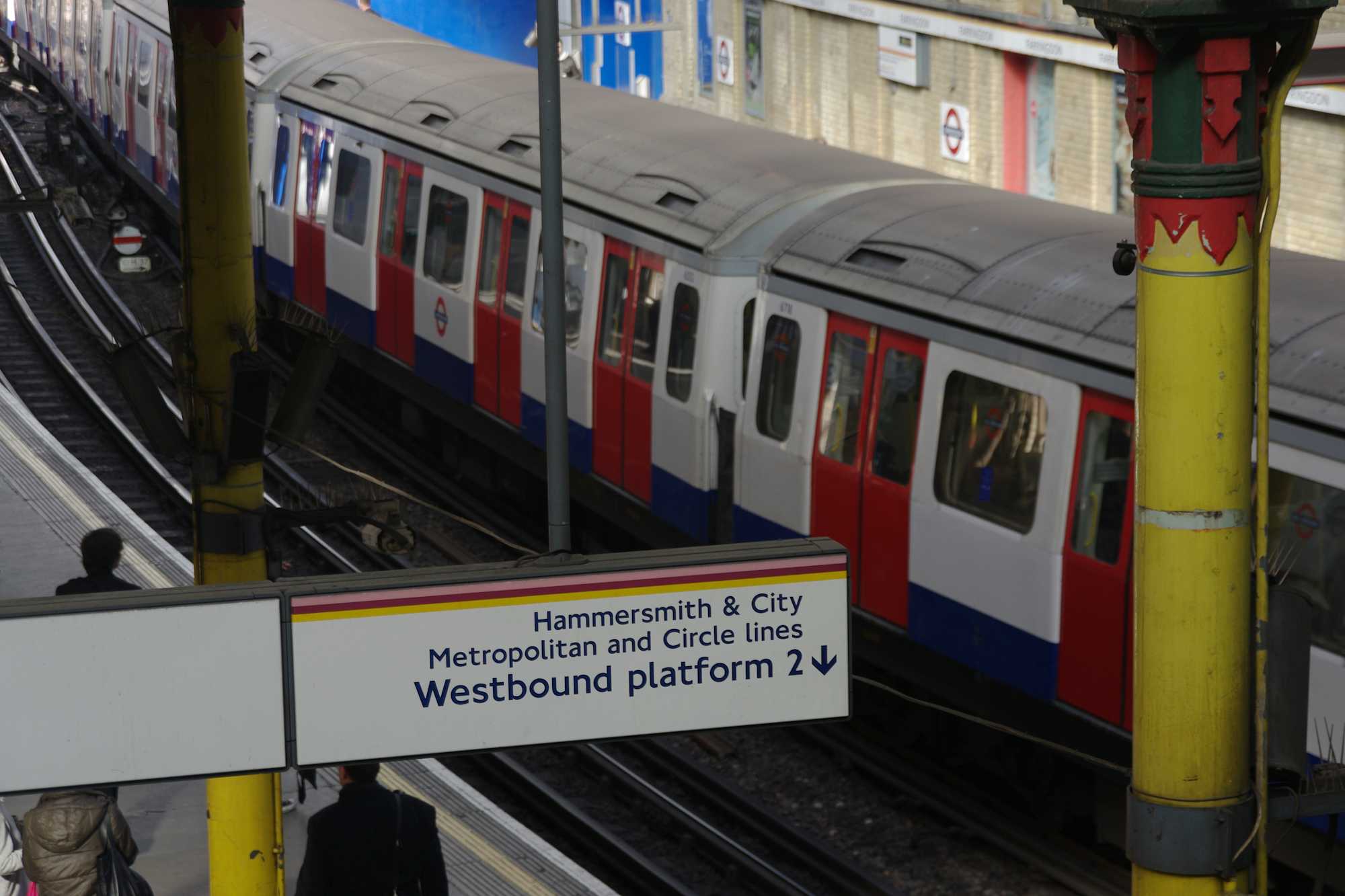 Farringdon_railway_station_MMB_08