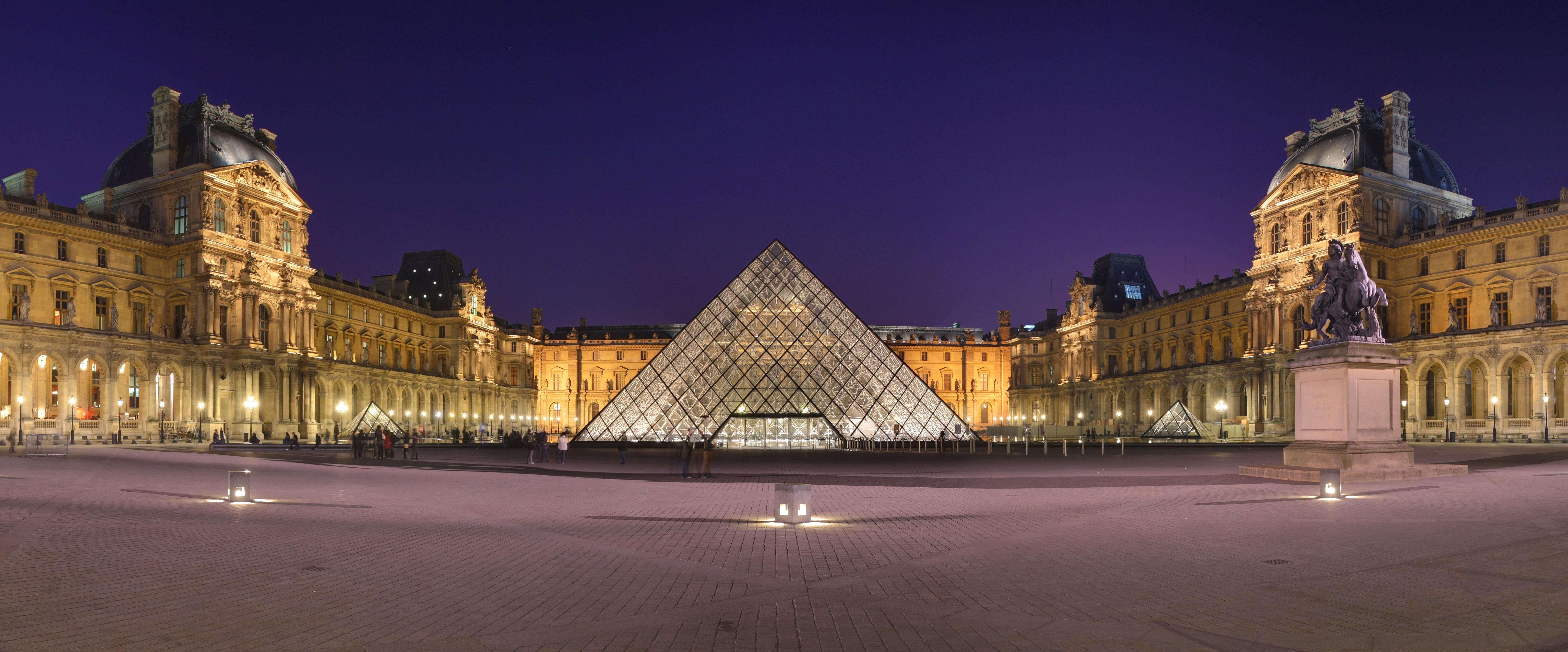 Museo del Louvre de noche