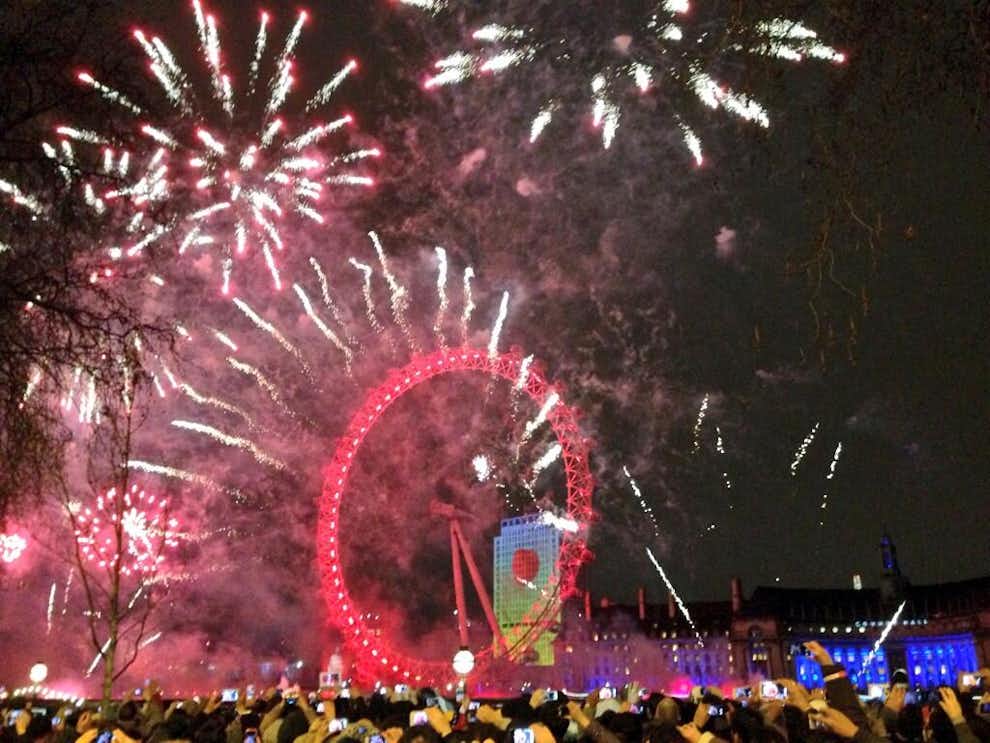 Fin de Año en Londres: fuegos artificiales de Año Nuevo sobre el London Eye