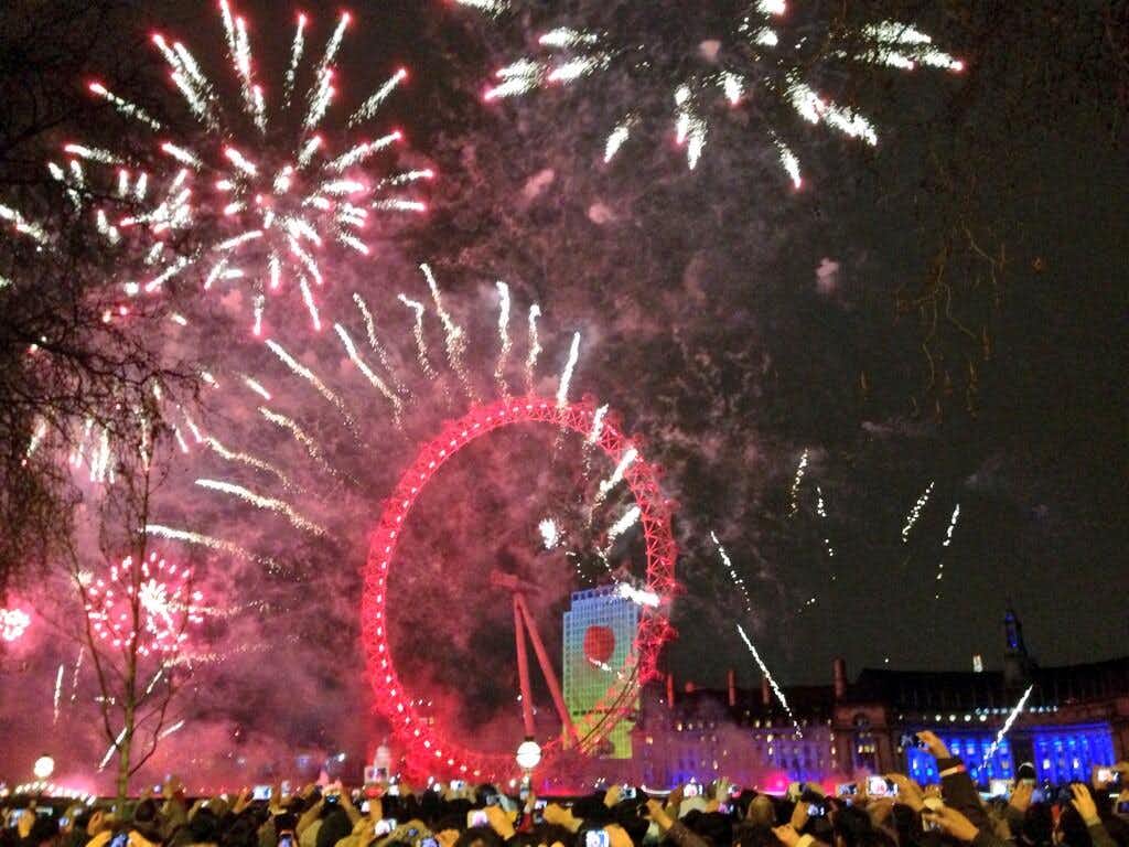 Londres, fuegos artificiales Año Nuevo sobre London Eye