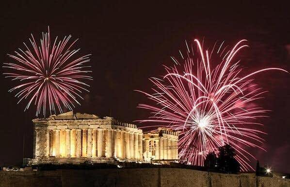 Nochevieja en Atenas, fuegos artificiales en el Partenón