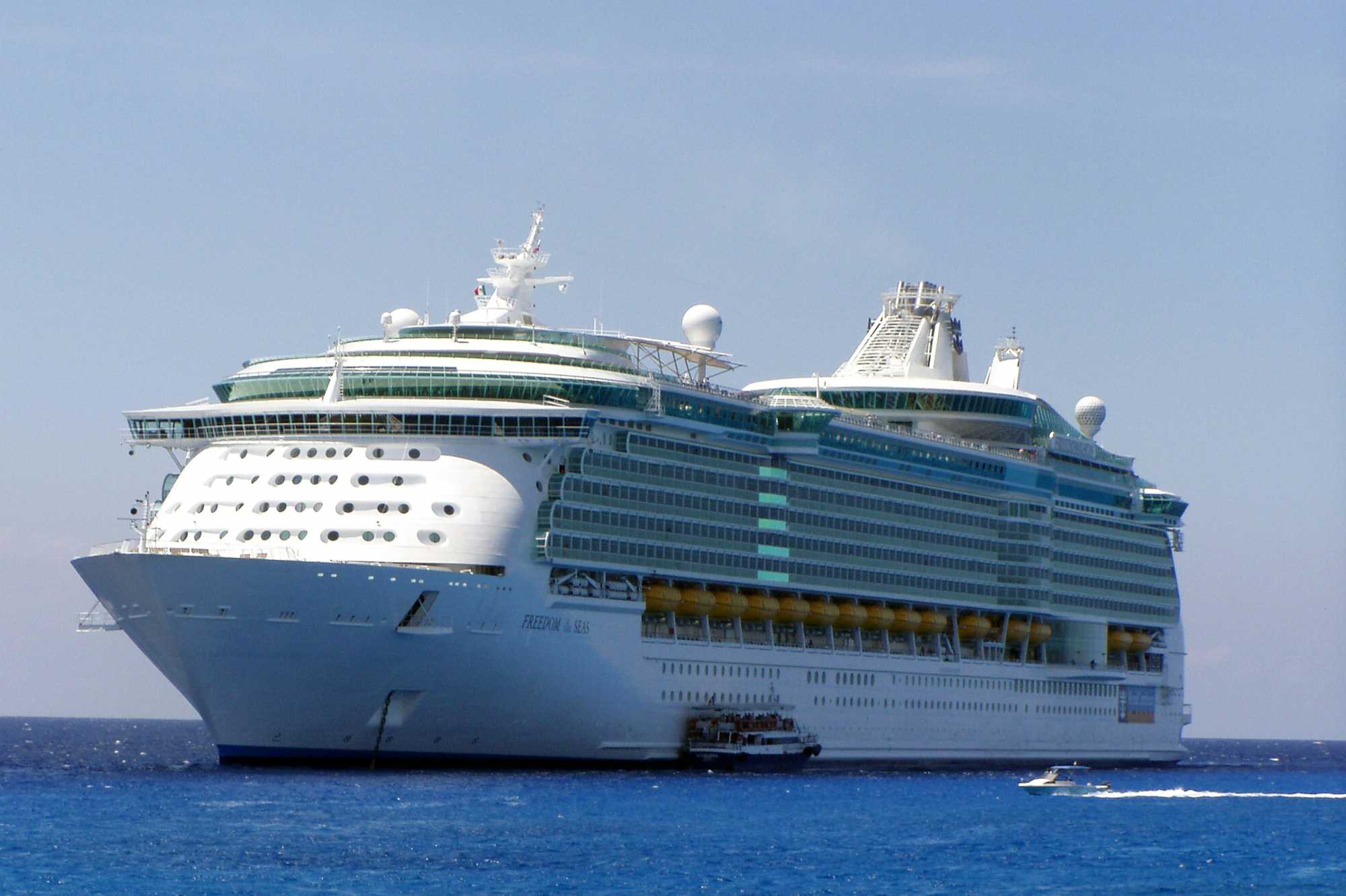MS_Freedom_of_the_Seas_in_its_maiden_voyage