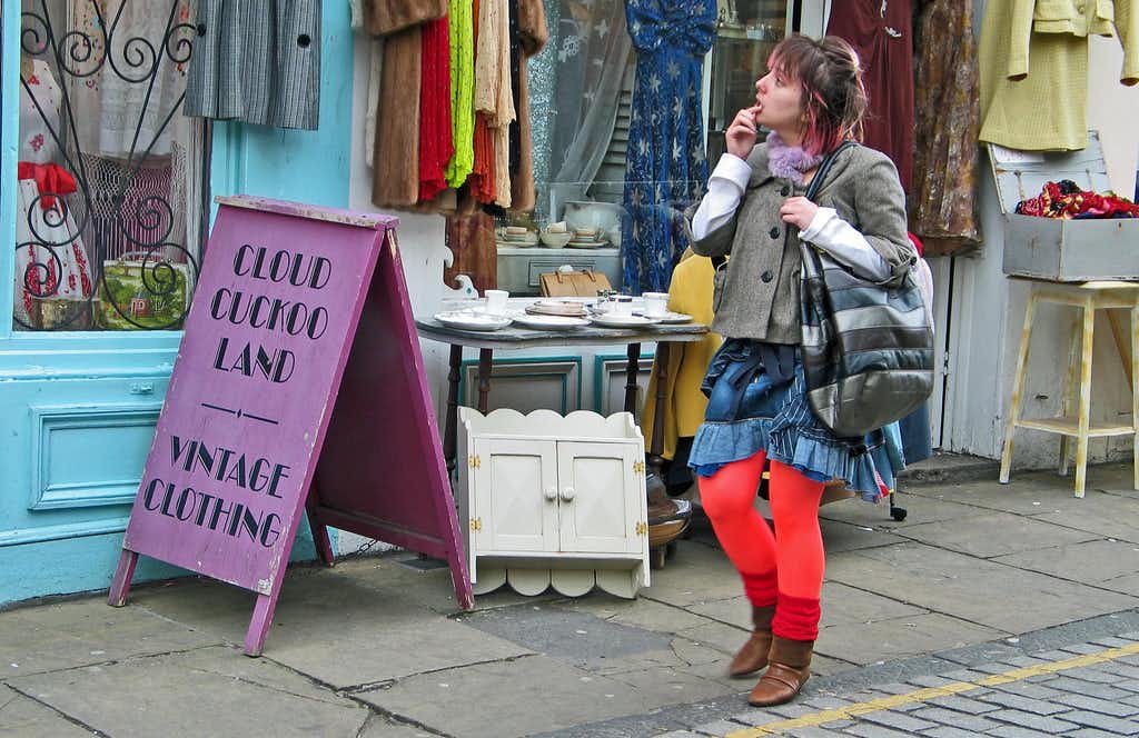 Ruta de los mercadillos 'vintage' de Londres 52 london camden passage feb 2009 i do love purple tights but