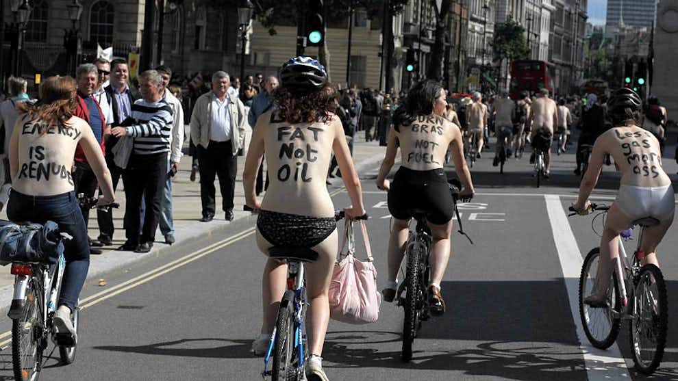 Ciclistas desnudos de marcha en bicicleta por Londres