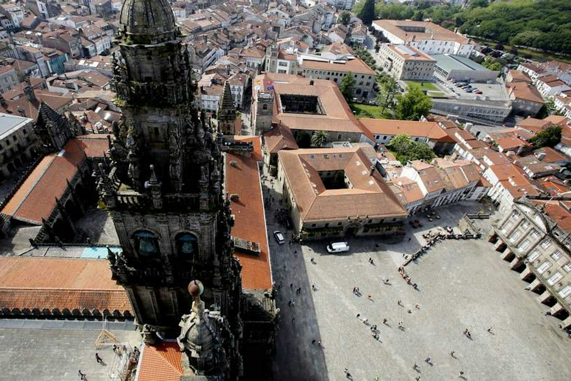 torre sur catedral santiago y obradoiro desde la carraca_tuescapada.eu