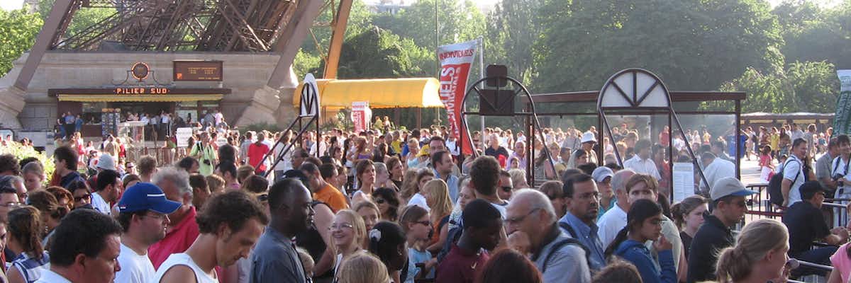 Colas para comprar entradas y subir a la Torre Eiffel