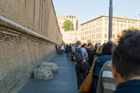 Cómo evitar esperas para visitar los Museos Vaticanos sin colas 2 vatican city queue 1806990300 dab964de76 b tuescapada.eu