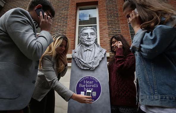 Las estatuas parlantes de Londres te llaman al móvil en plena la calle 6 estauas parlantes londres
