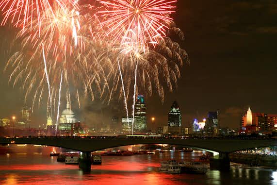 Fuegos artificiales Fin de Año en Londres 3 london fireworks 2165455432 449f89601a b tuescapada.eu