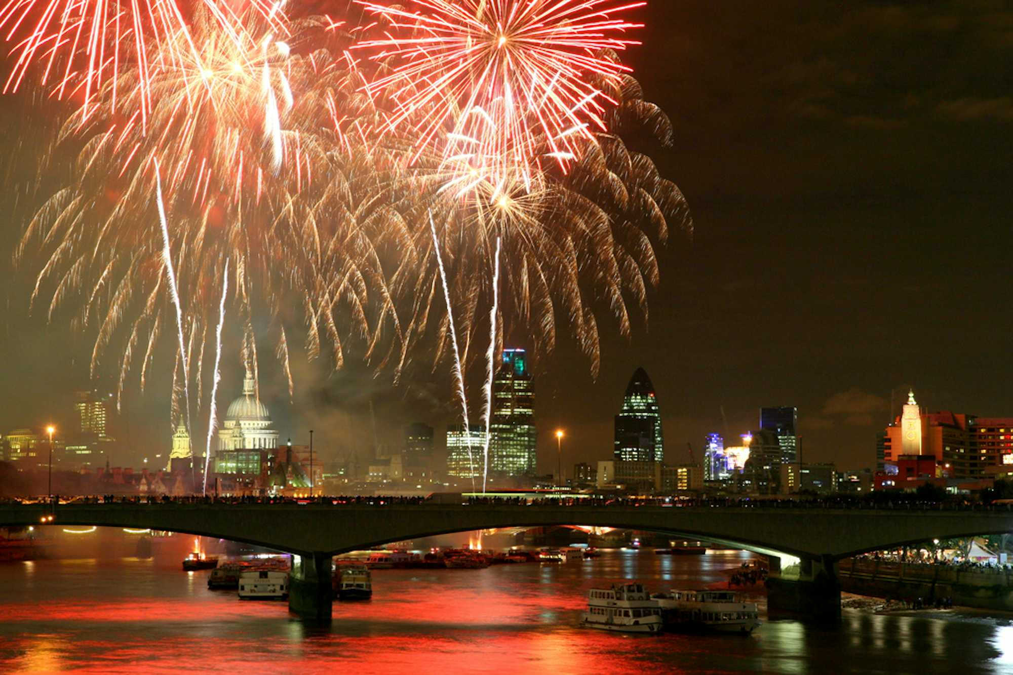 london-fireworks-2165455432-449f89601a-b-tuescapada.eu-