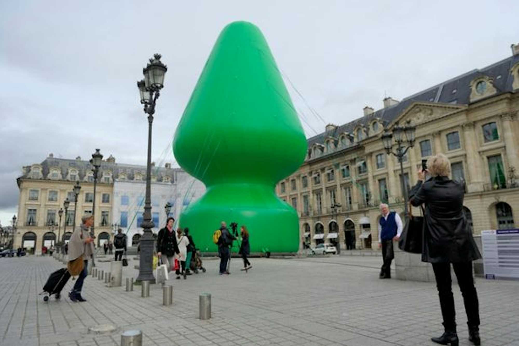 juguete sexual-Paris_Tree Paul MacCarthy_tuescapada.eu
