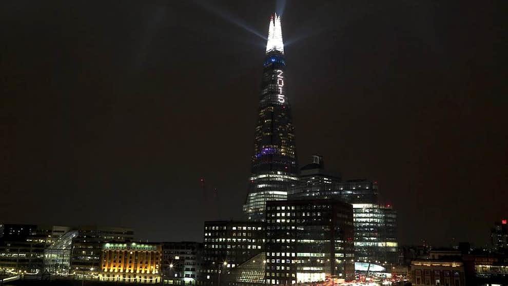 Un gigante 2015 iluminado en la fachada acristalada de The Shard