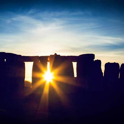 solsticio stonehenge al atardecer