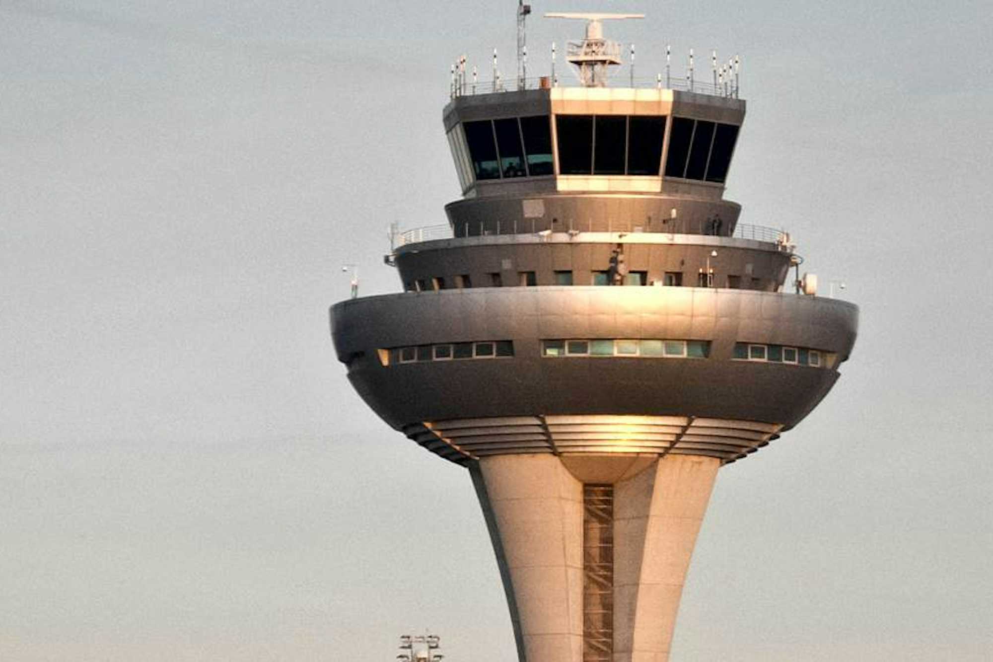 huelga controladores torre control madrid