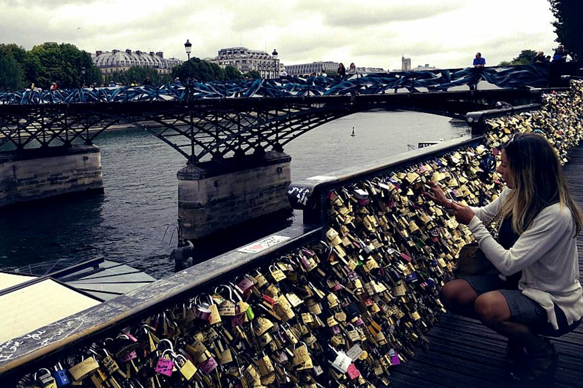 puente enamorados paris candados amor