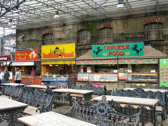 Camden Stables Market puestos de comida callejera en Londres