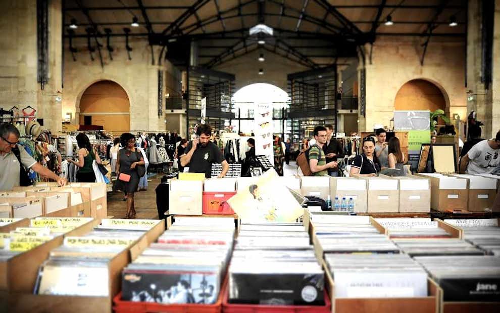 Feria vintage de París. Feria de ocasión, ropa fuera de temporada y grandes éxitos musicales en vinilos que nunca pasarán de moda.