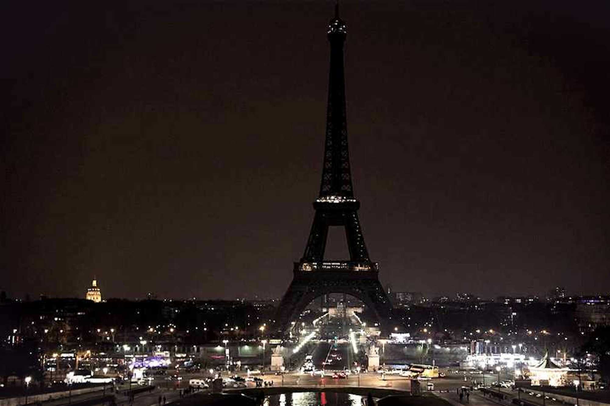 torre eiffel apagada paris