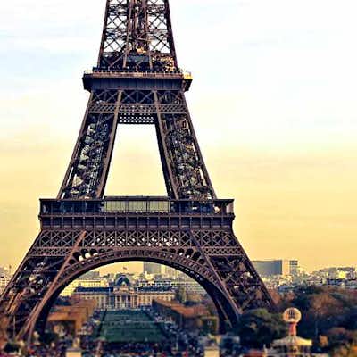 Torre Eiffel de París al atardecer París en octubre, subir a la Torre Eiffel