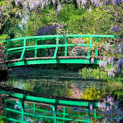 Puente japonés entre lírios y nenúfares en los jardines Monet en Giverny Paris en octubre Jardines Monet Giverny