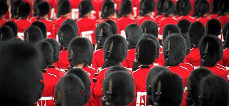 Celebración del aniversario de la reina Isabel 6 ceremonia trooping the colour londres