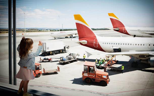 Ofertas de Iberia que vuelan, 1 millón de vuelos baratos 2 aviones iberia aparcados desde ventana tuescapada eu