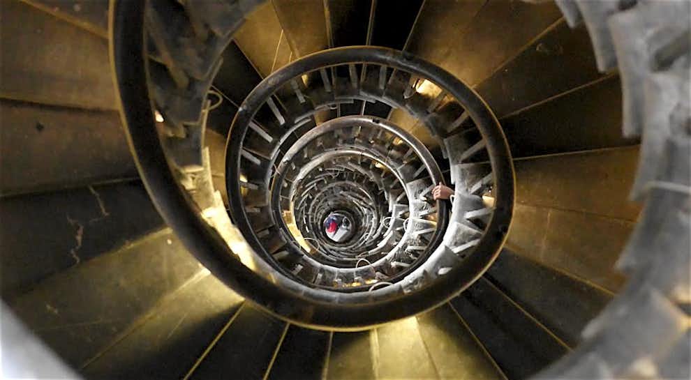 escaleras para subir the monument londres