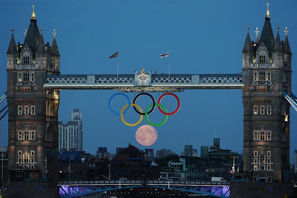 Sexto anillo olimpico sobre el Tower Bridge de Londres