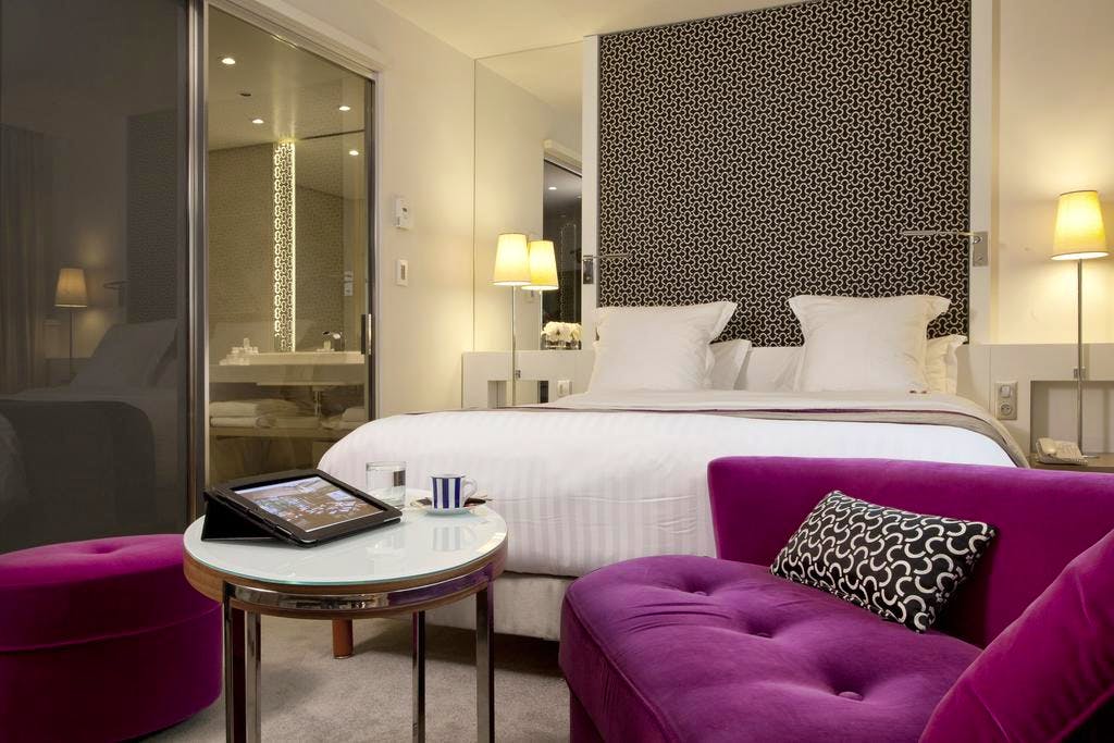 Dona dormir en pareja en París
