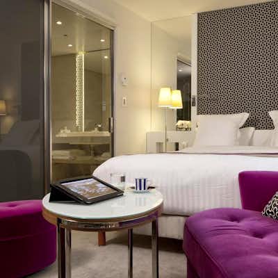 Dona dormir en pareja en París