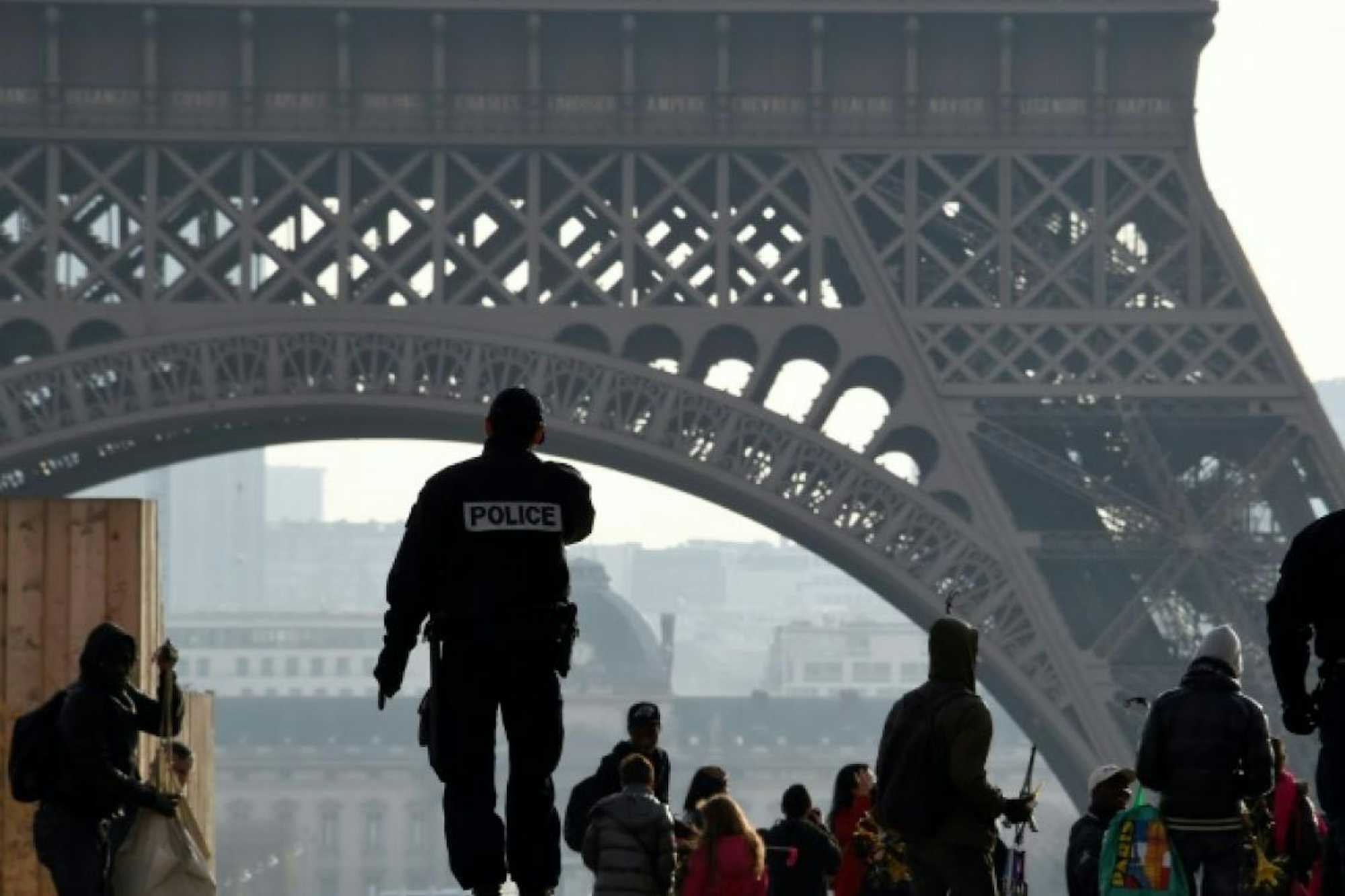 muro seguridad torre eiffel paris