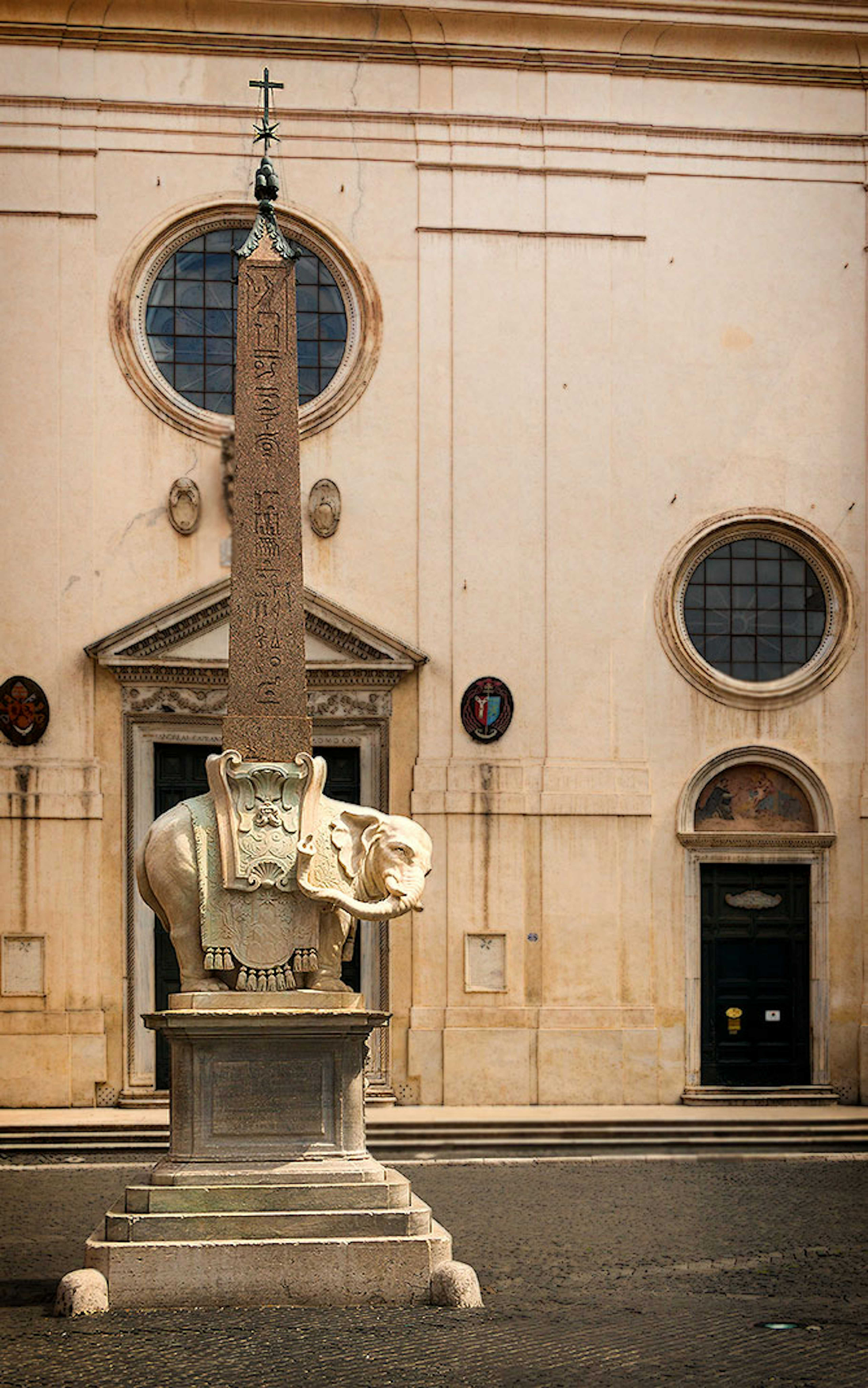 obelisco de la minerva elefante de roma en santa maria sopra minerva
