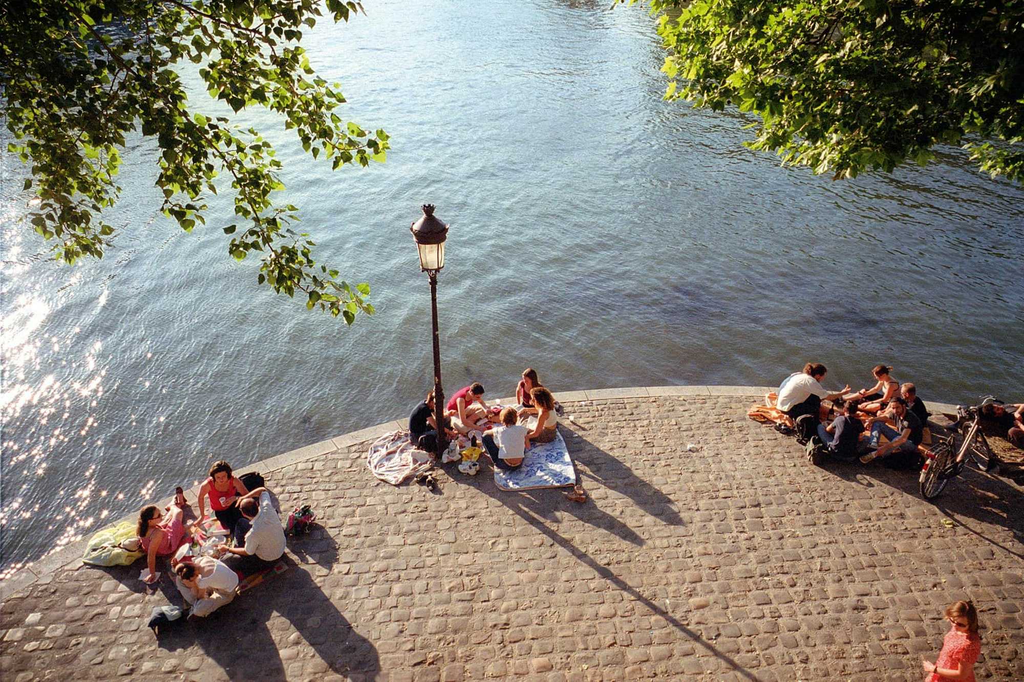 picnic a orillas del sena verano en paris