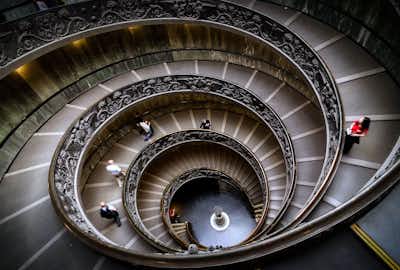 Así puedes visitar los Museos Vaticanos casi vacíos: apertura nocturna 13 Museos Vaticanos Escalera Acceso