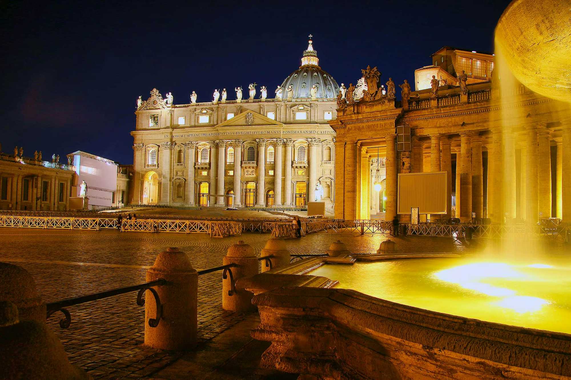 Vaticano Basilica San Pedro Roma de Noche