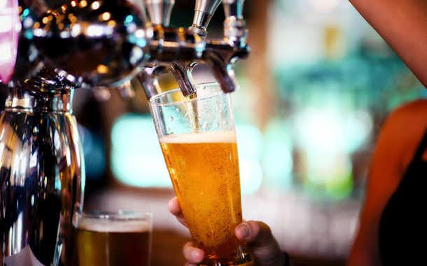 Ahora sí podrás tomarte una pinta en Dublín esta Semana Santa 1 Tirando cerveza en un pub
