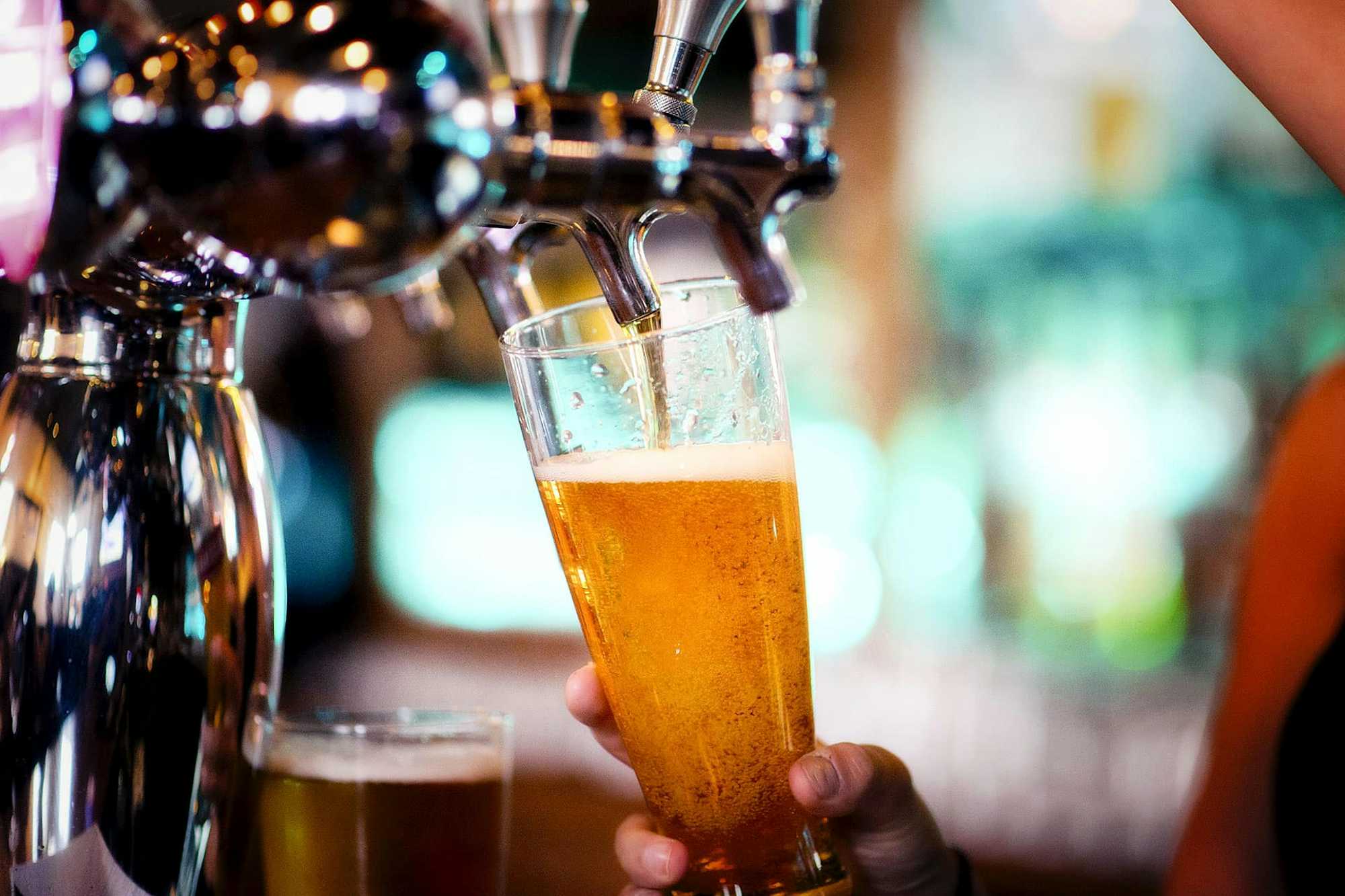 Tirando cerveza en un pub