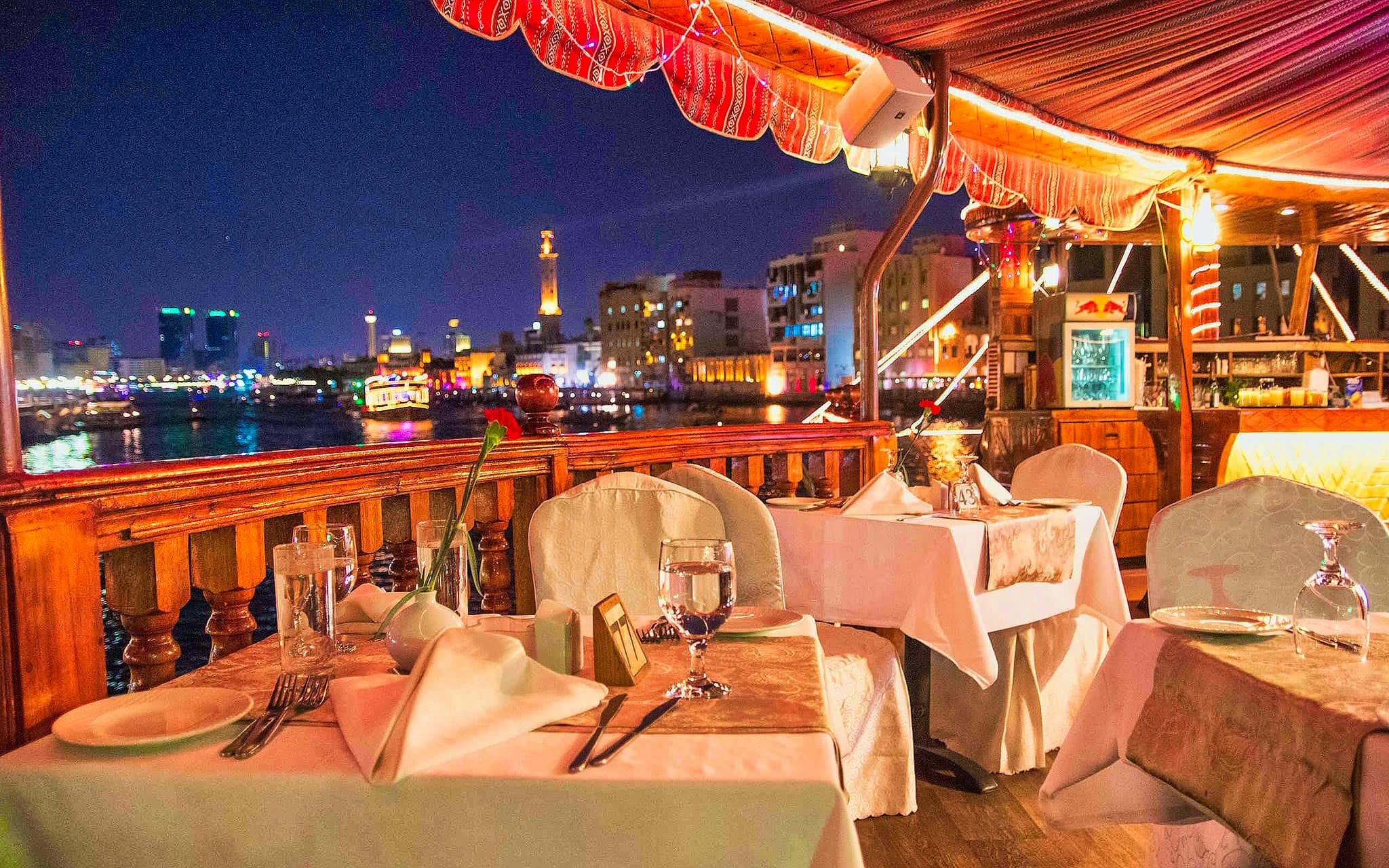 Qué ver en Dubái: hacer crucero en Dhow por Dubai Creek
