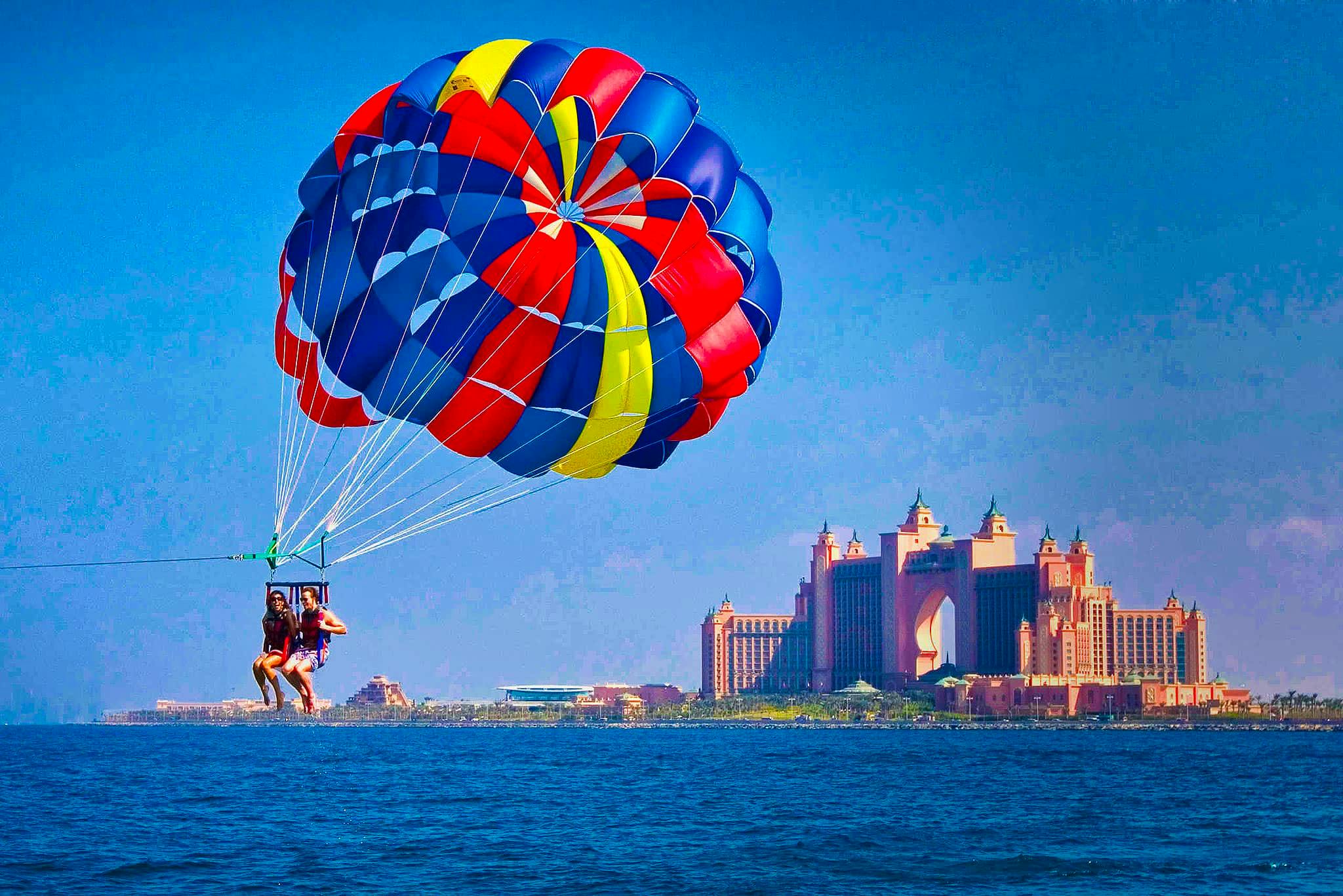 Qué hacer en Dubái: Parasailing en playa Jumeirah