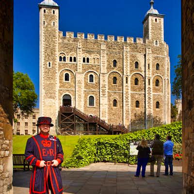 Yeoman Warder guardando la entrada a la Torre de Londres Visitar Londres en octubre. Entrada Torre Londres Yeoman Warder