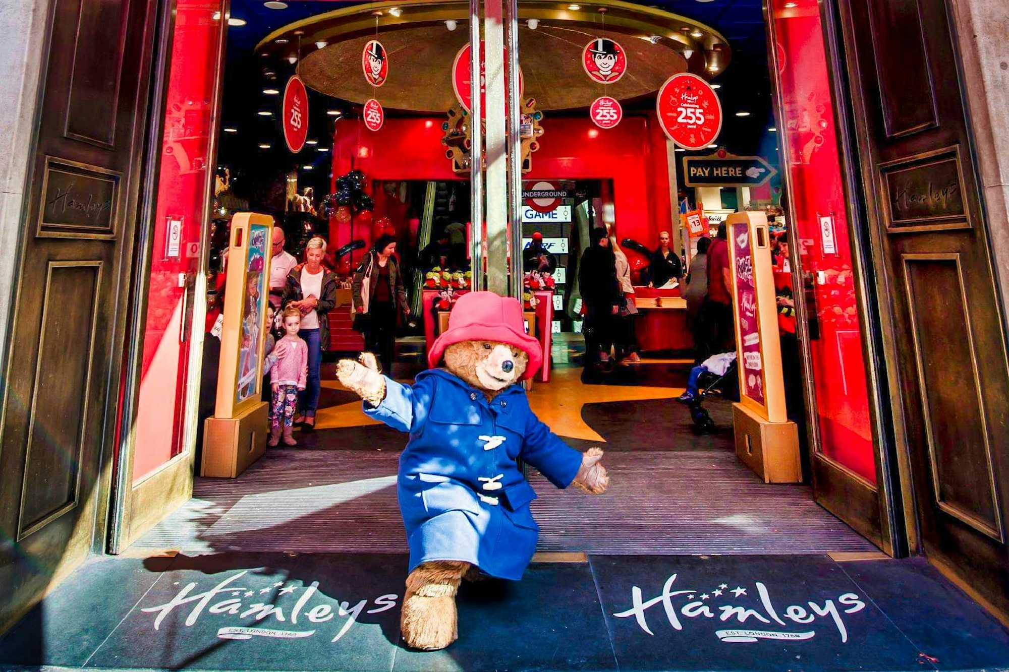 Oso Paddington entrando a juguetería Hamleys Londres