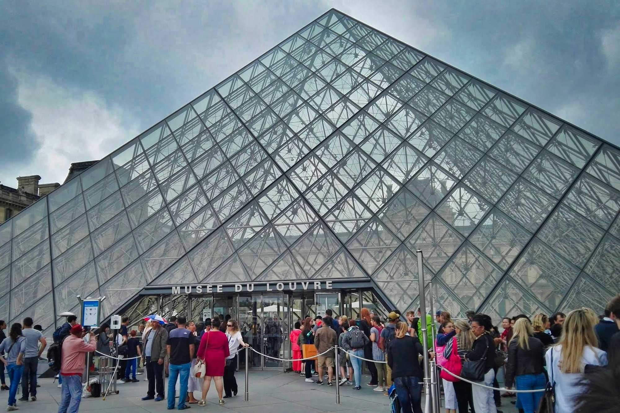 Colas Entrada Museo Louvre Paris