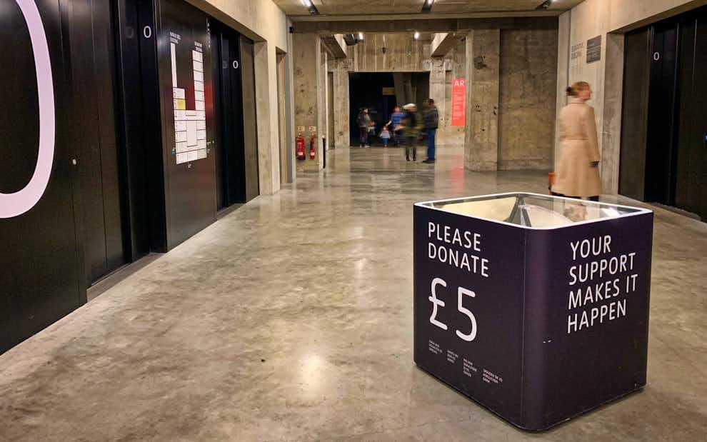 Urna donaciones Tate Modern Londres