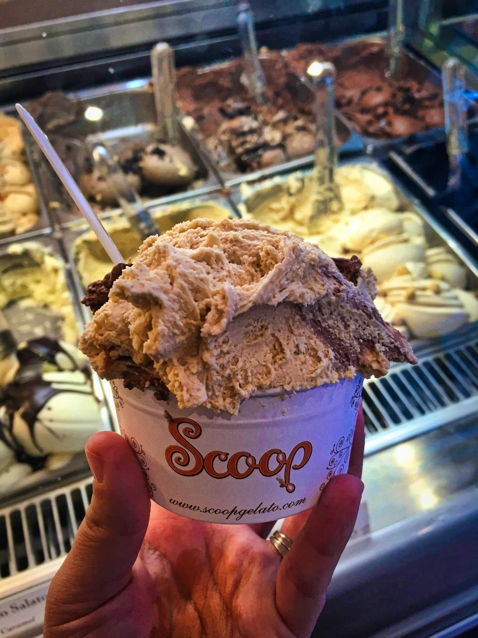 Probando helado de sabores