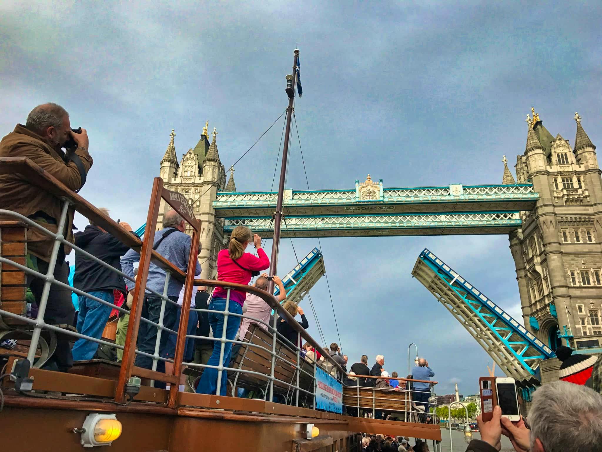 Tower Bridge Abriendo Crucero Tamesis Londres